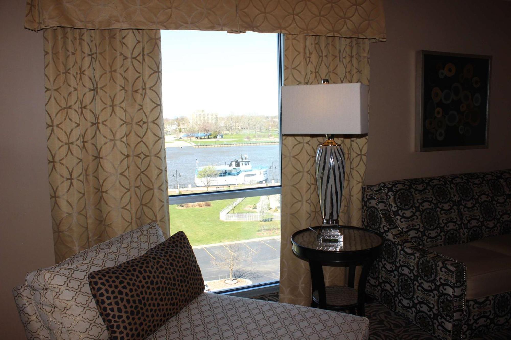 Doubletree By Hilton Bay City - Riverfront Exterior foto